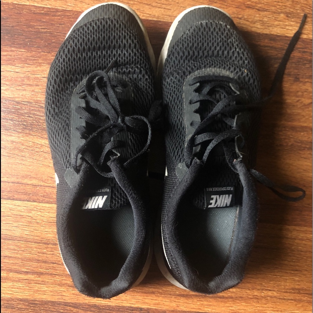Black nike shoes